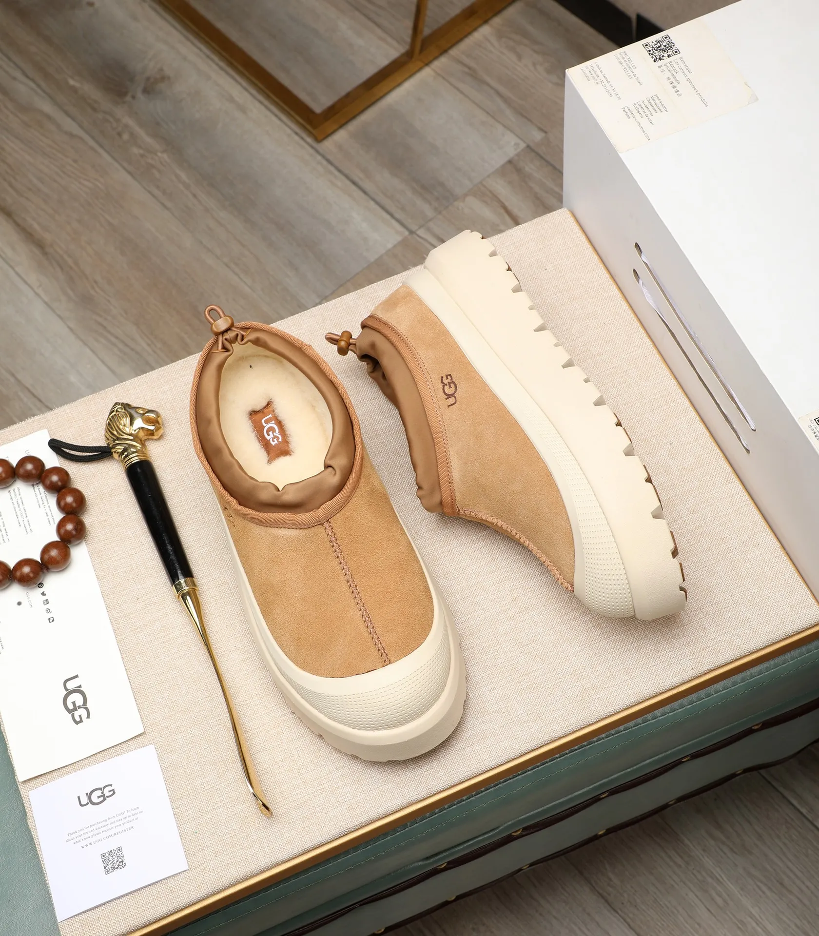 Men's shoes 💰540 (same style for men and women) Please pay attention to the quality of the original order and compare the thickness of the wool 🏮🏮The popular UGG is from Australia's warm luxury brand men's shoes, the official website is synchronized, Beckham men's style..., made of imported first-layer waxed cowhide, waxed toe cap, Australian real wool velvet lining Carefully sewn...Imported rubber Martin boots outsoles (comfortable, soft and wear-resistant). I really like the quality..Exquisite workmanship. You won't be able to put it down at first sight. Sizes 35-44